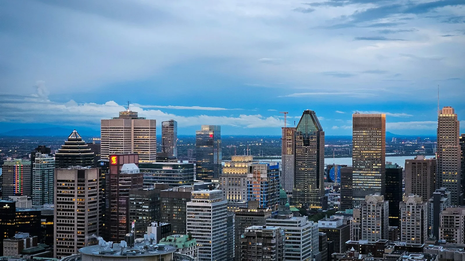 Vue du centre-ville de Montréal au crépuscule