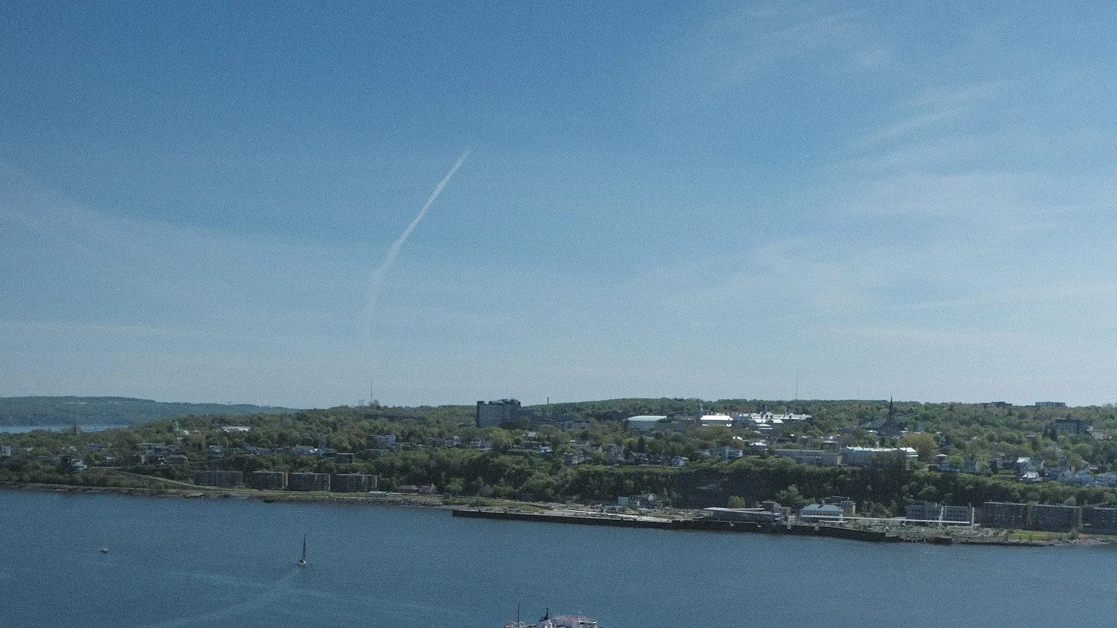 Vue sur le fleuve Saint-Laurent et la silhouette de la ville de Québec
