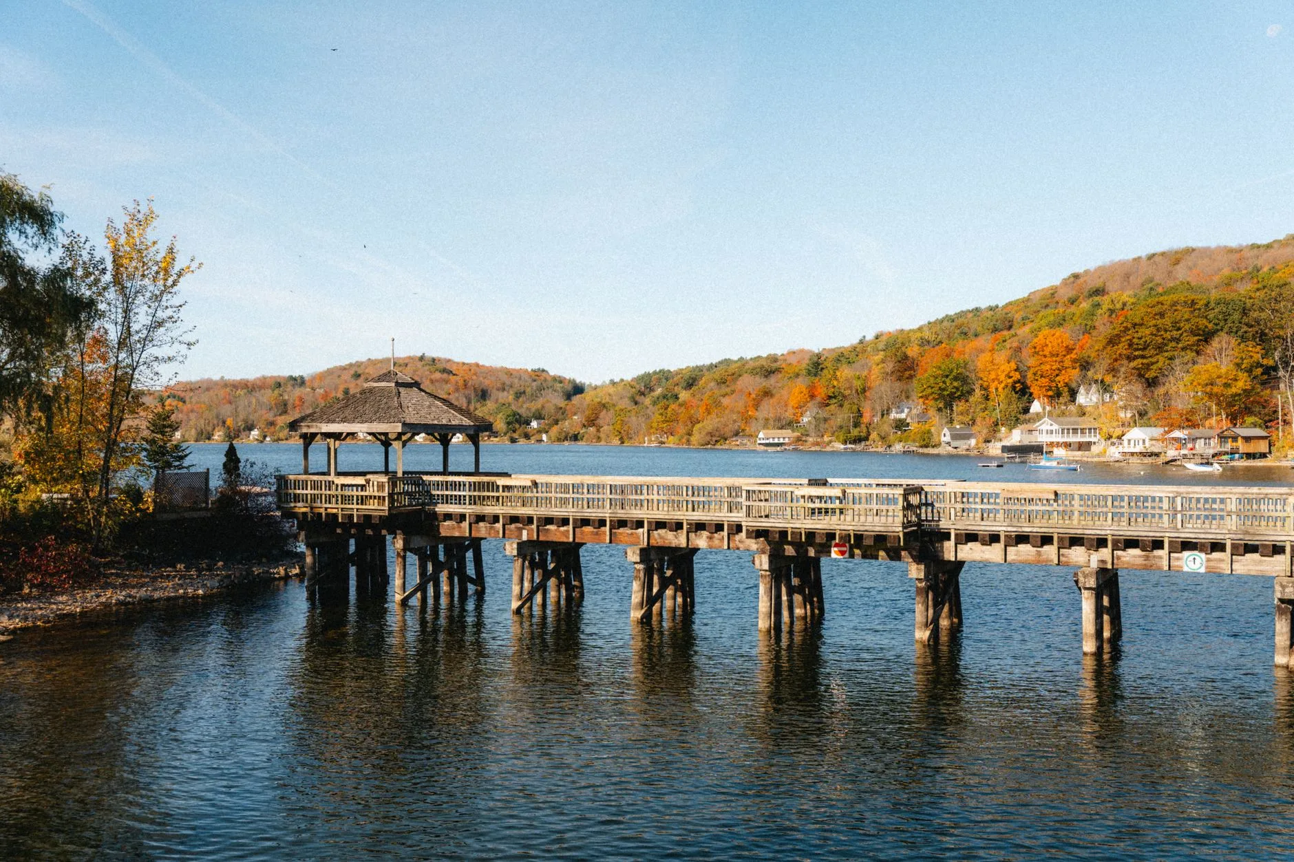 Paysage de collines et de lac dans les Cantons-de-l'Est au Québec