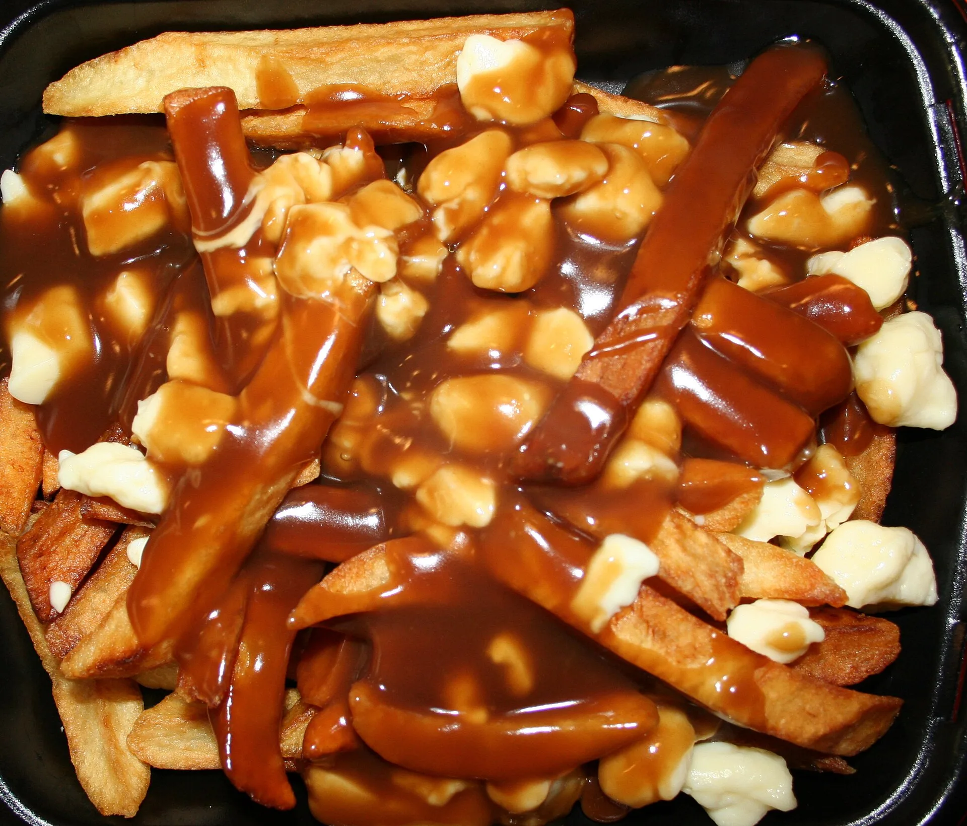 Plat de poutine servi dans une assiette