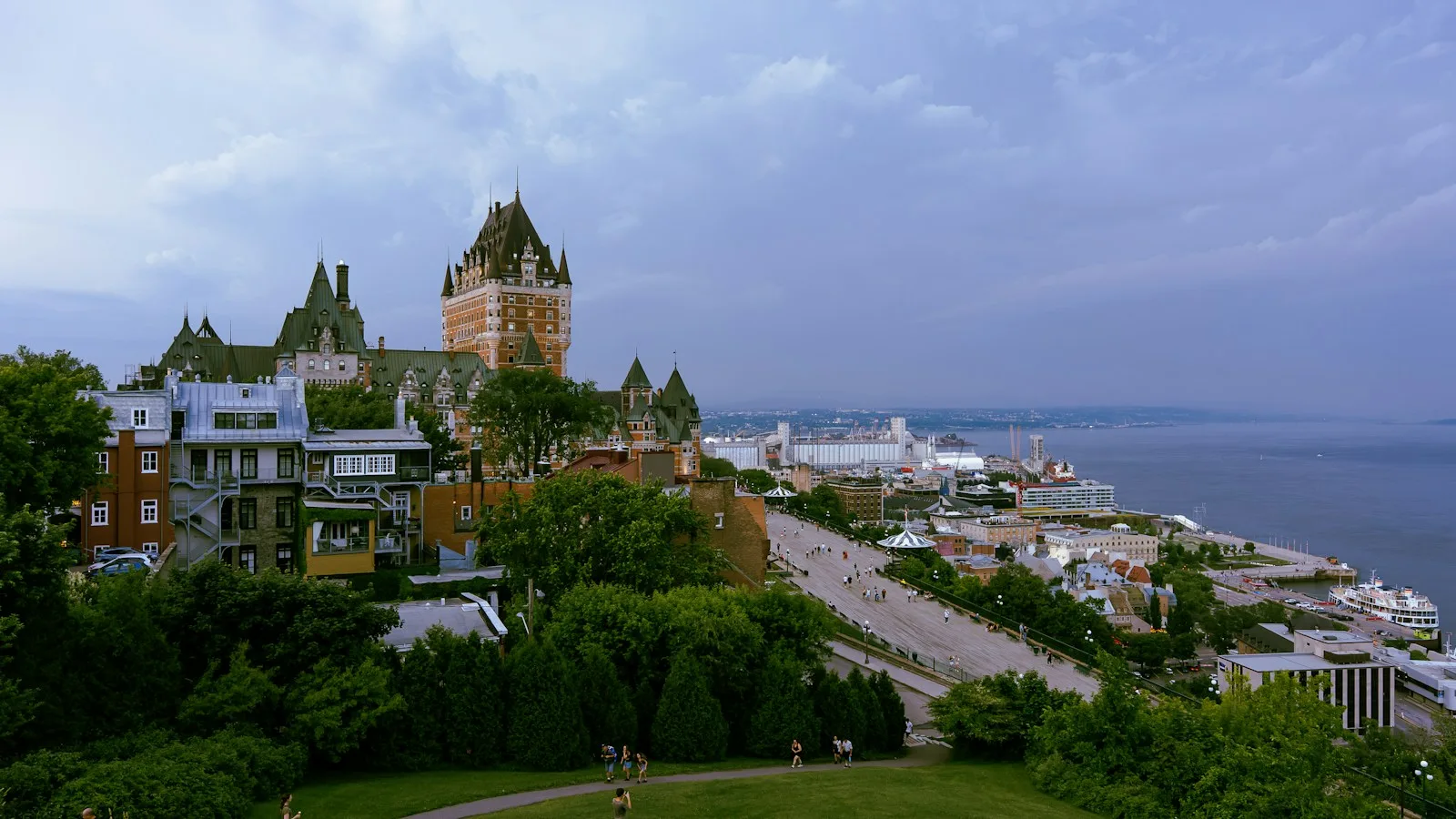 Le Château Frontenac dominant le fleuve Saint-Laurent à Québec